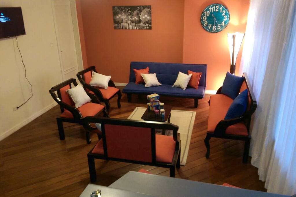 Welcome home...!! Full sized living room area. / Sala completa, Bienvenido!!