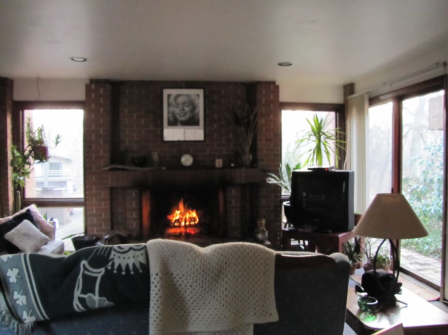 Spacious livingroom
with fireplace