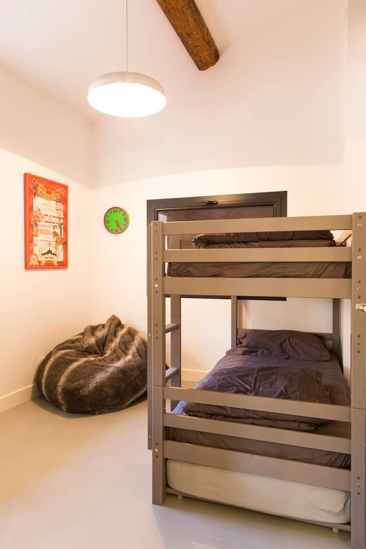 Dhoma e gjumit 2 me 3 krevate 90