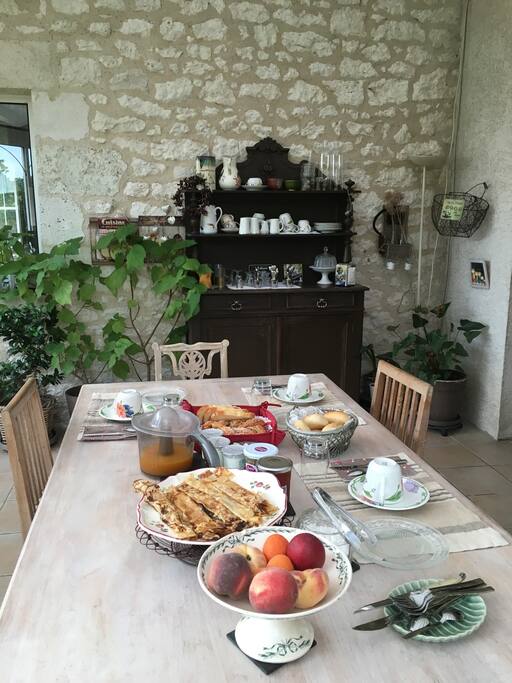 Petit déjeuner dans la véranda.