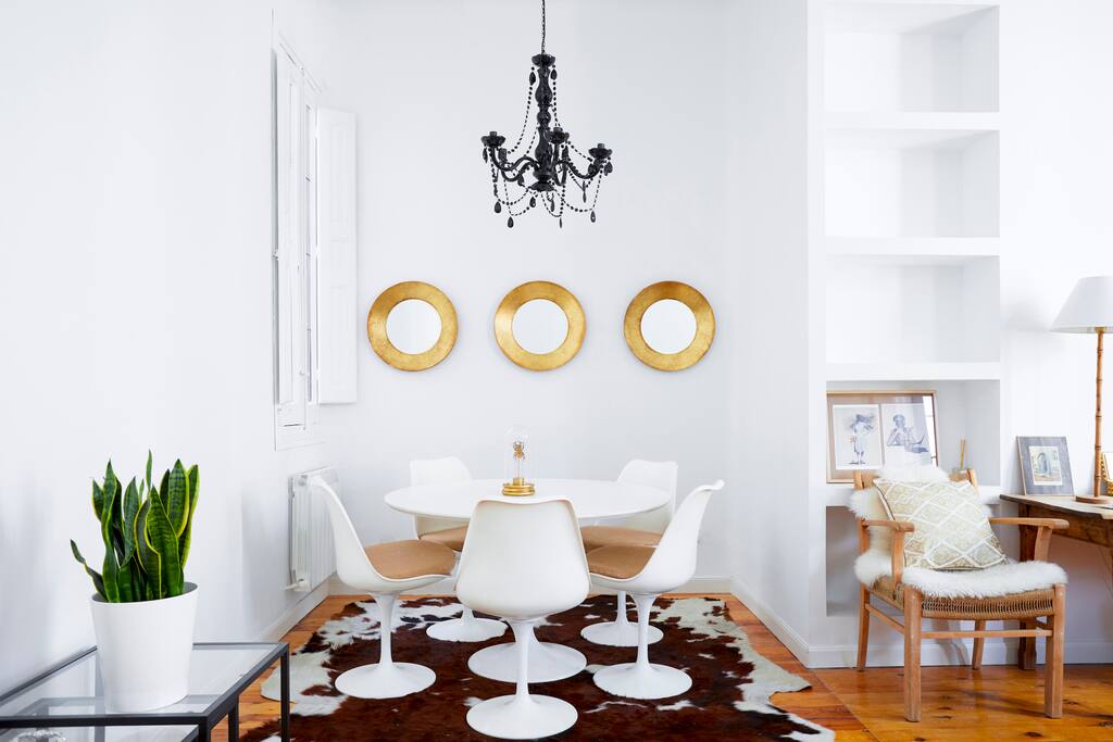Dinning. Apartment with High Ceiling and Wide Windows. Best Airbnb Central Madrid 6 People. 2 Bedrooms.
