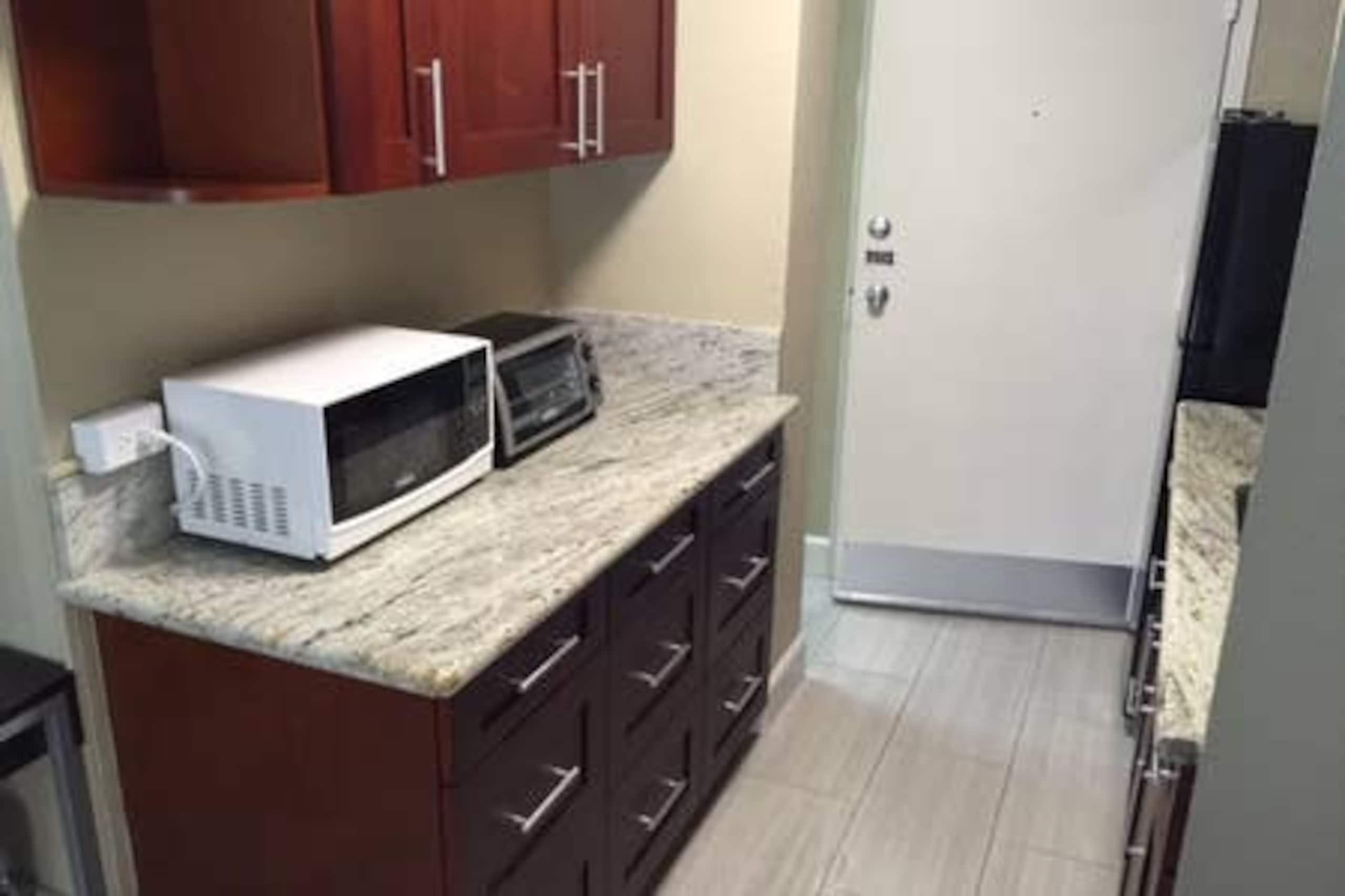 Condo in Honolulu · ★4.64 · Studio · 1 bed · 1 private bath - Image 5
