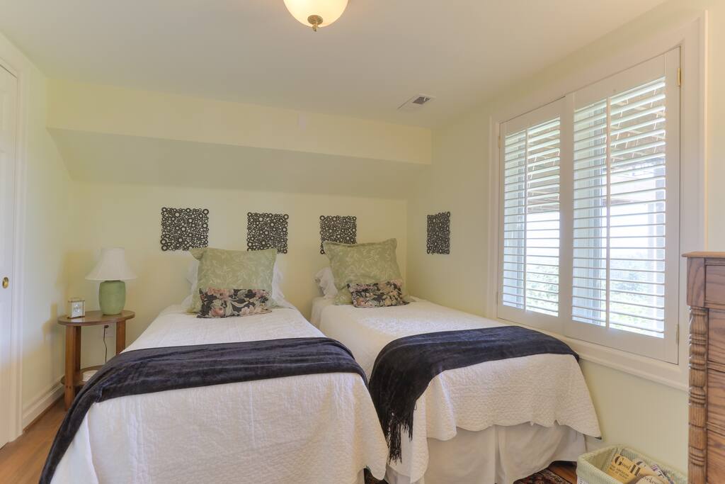 Cozy Bedroom with Twin Beds