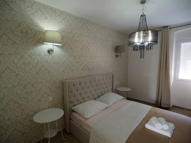 Captain Emo city apartment with sea view 2