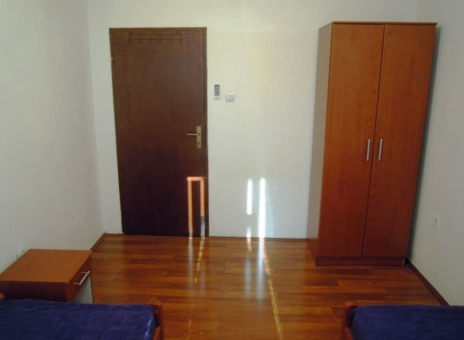 bedroom with 2 single beds