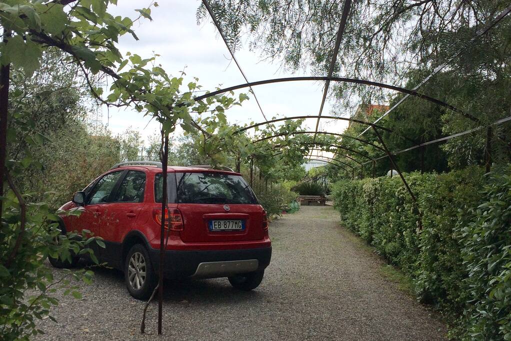 Parking is inside the garden
Il parcheggio è all'interno del giardino.