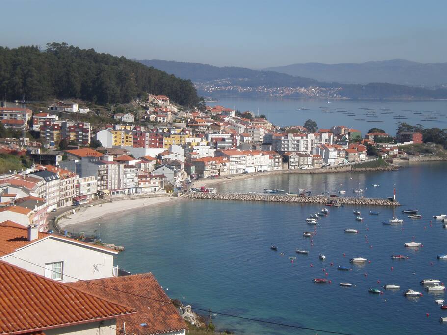 Vista de Raxó desde el Mirador. Nuestra casa, en la primera playa