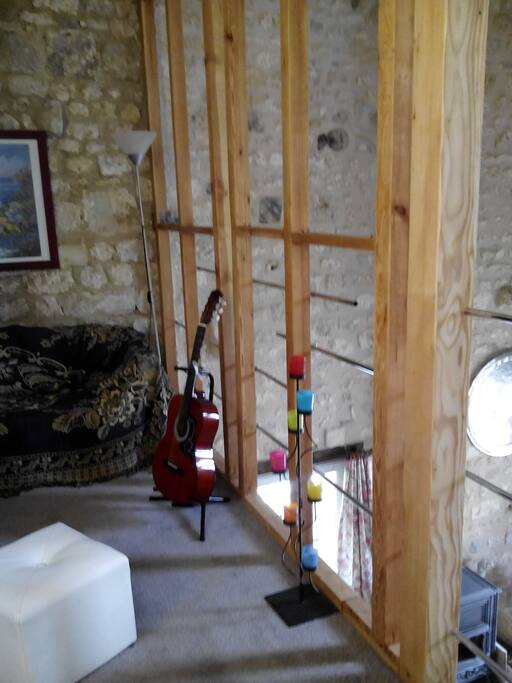 mezzanine, avec petit canapé lit, pour une personne.