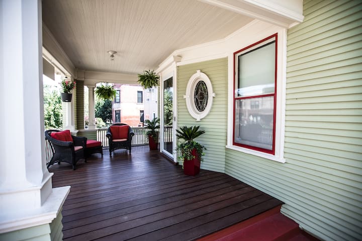 Lux Mini-Mansion Welcome to Shelter in Place here!