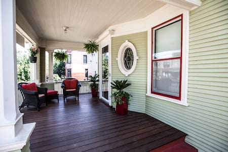 Lux Mini-Mansion Welcome to Shelter in Place here!