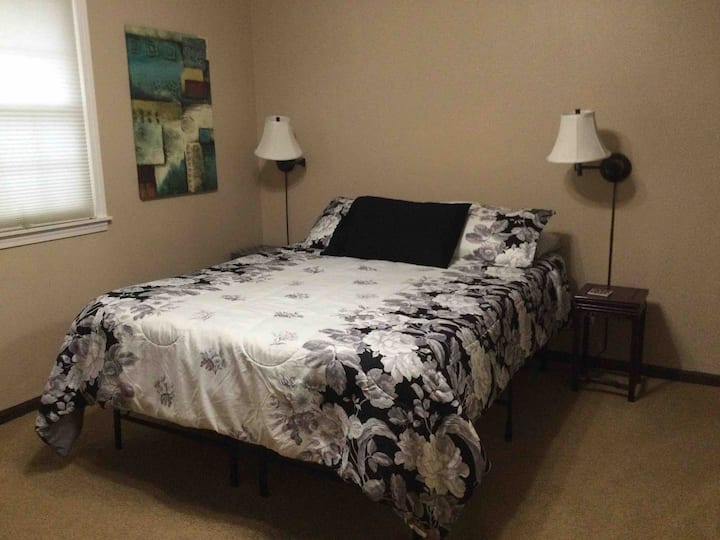 בחדר השינה הראשי יש מזרן עם ספוג זיכרון 