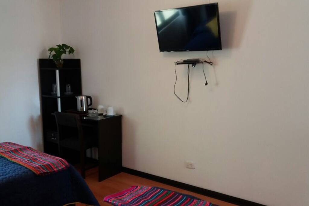 Cuenta con T.V, mueble de trabajo, hervidor, etc