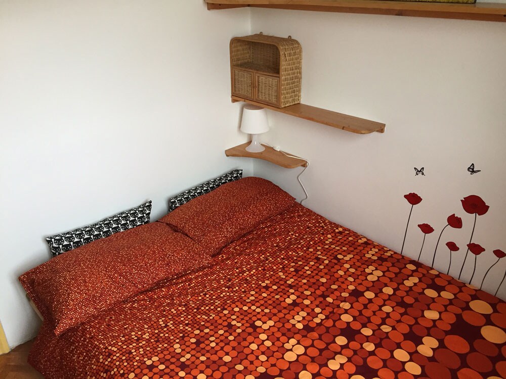 חדר שינה עם מיטה זוגית