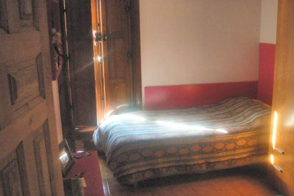 dormitorio con cama sencilla y armario