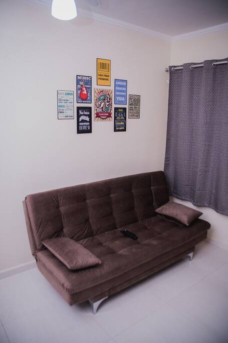 Sala com sofá cama de casal super confortável e linda decoração
