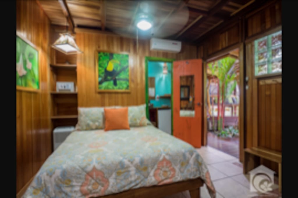 Beautiful bedroom with private bathroom, A/C, Wifi, Apple TV with Netflix, Safe and fridge.
