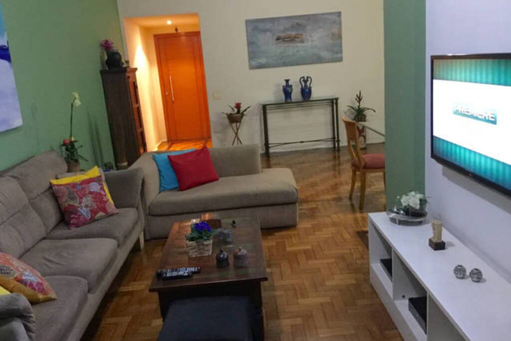 sala de estar com TV a cabo com 90 canais + computador na TV, Internet rápida Wi Fi