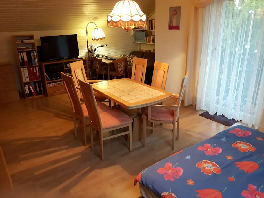 Blick vom Bett in den Raum + Zugang Balkon (rechts)