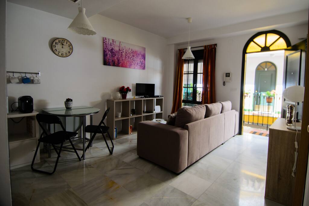 Salón-comedor con sofá-cama de matrimonio