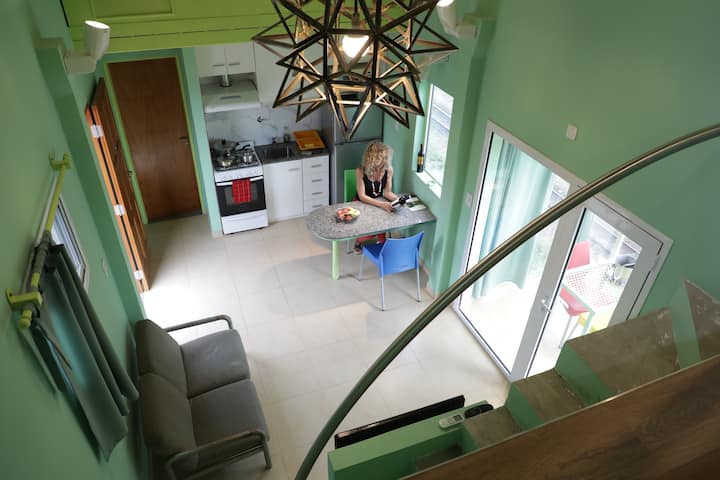 Loft moderno de 1 dormitorio con balcón frente al tren en Florida