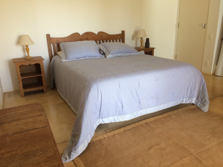 Апартман 3 - Клима уред и вентилатор на таванот. Сместува двојка. (на барање, можно е да се смести уште 1 дете) 