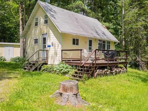 Gorgeous Lake House Right on the Water!