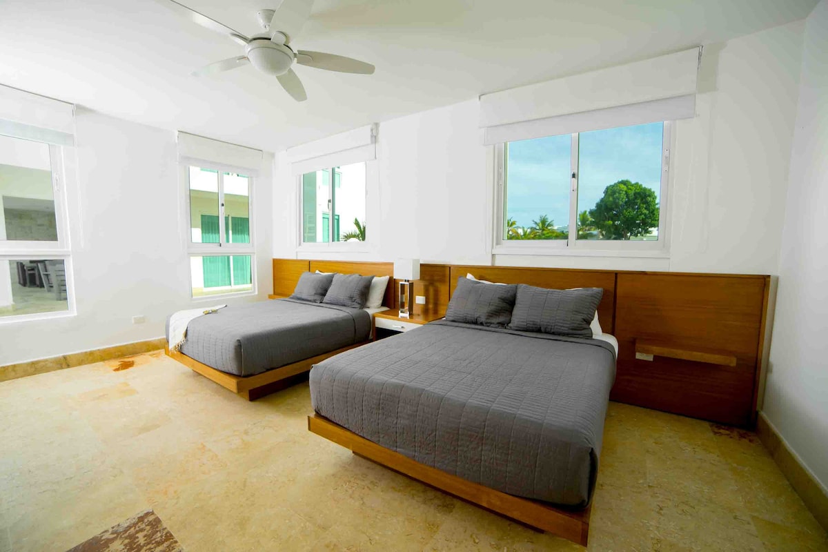 2号卧室，配备2张标准双人床