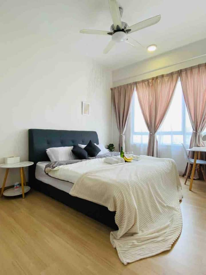 غرفة نوم رئيسية مع طاولة دراسة سرير بمقاس كبير.