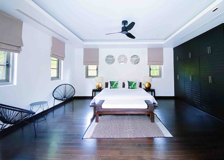 חדר שינה מרווח עם בריכה ונוף לגן