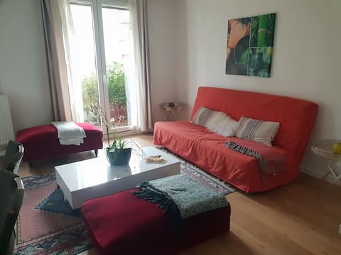 Top Airbnb: Charming apartment close to the sea and train station. in Touques