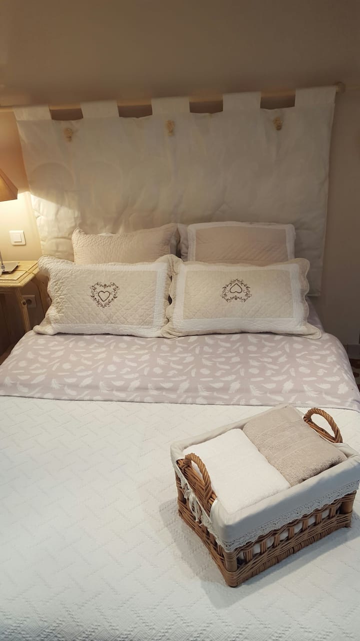 Dormitorio 4, cuarto de baño, inodoro, terraza privada debajo de los jazmines.