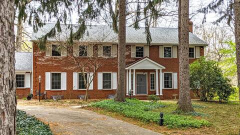 Beautiful Colonial w/heated pool & hot tub