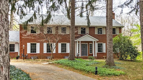 Beautiful Colonial w/heated pool & hot tub