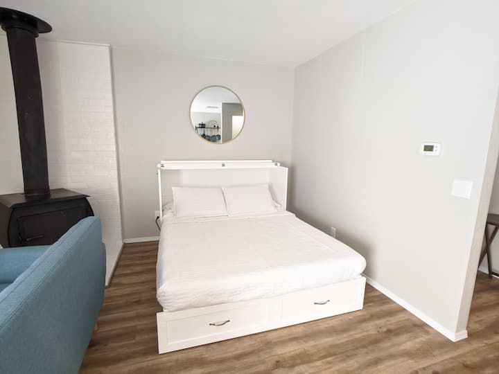 Manželská posteľ, 6" hrubá, matrac Tempur pedic, sklápacia posteľ pre 2 osoby. 

Táto izba má tiež zatemňovacie závesy na nerušený spánok.

Posteľ je strategicky umiestnená za stenou pre súkromie zo spálne a chodby.