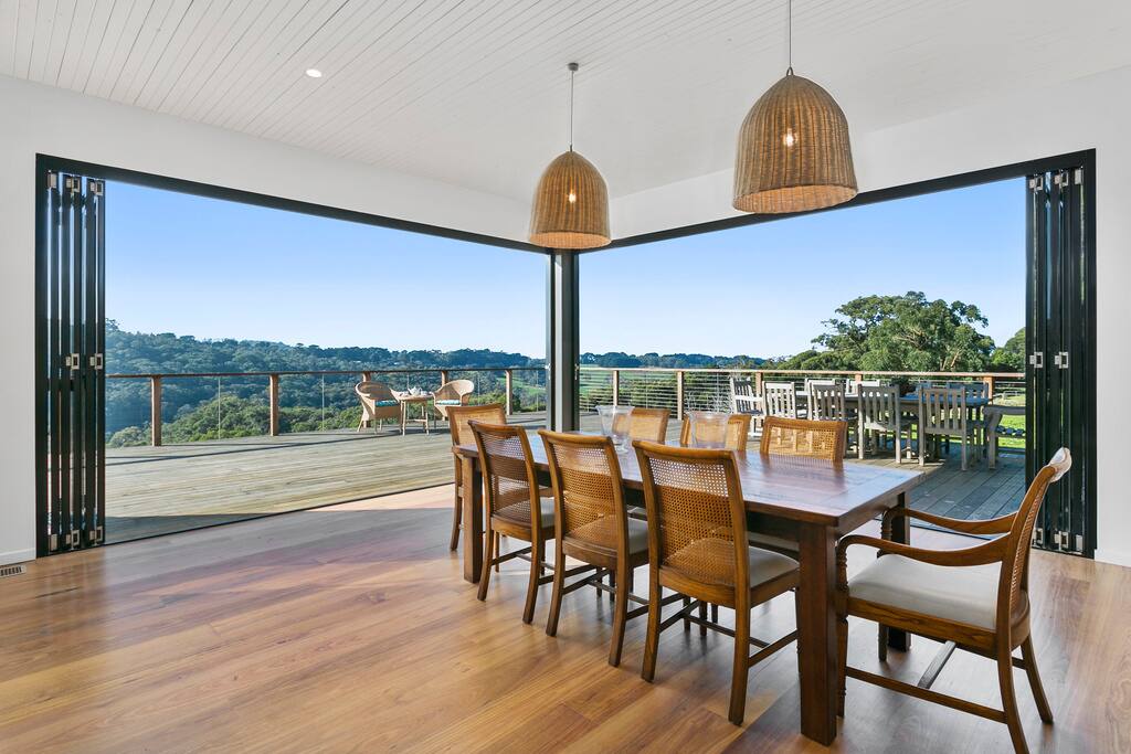 Indoor / outdoor living at its best - 10 mtrs of fold back doors!