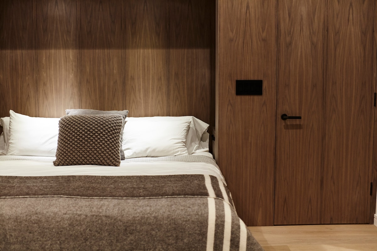 La chambre principale dispose de boiseries personnalisées et d'un lit King Size Hastens