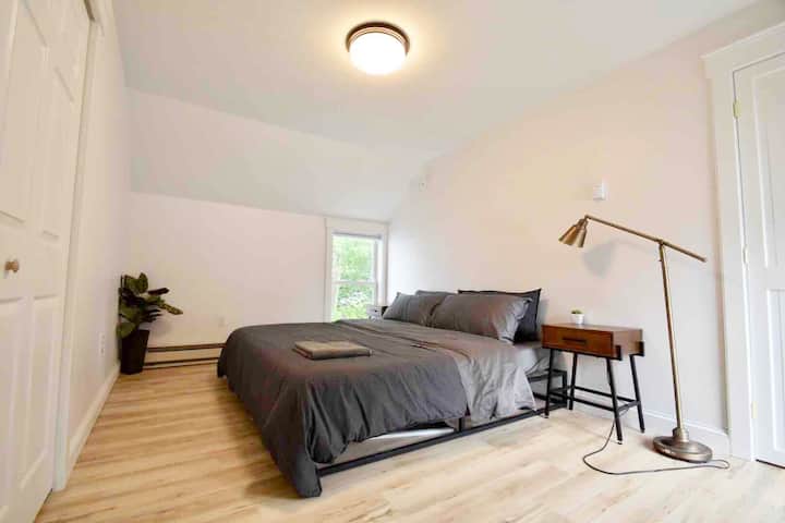 Dormitorio 1, cama king, 2 ventanas.