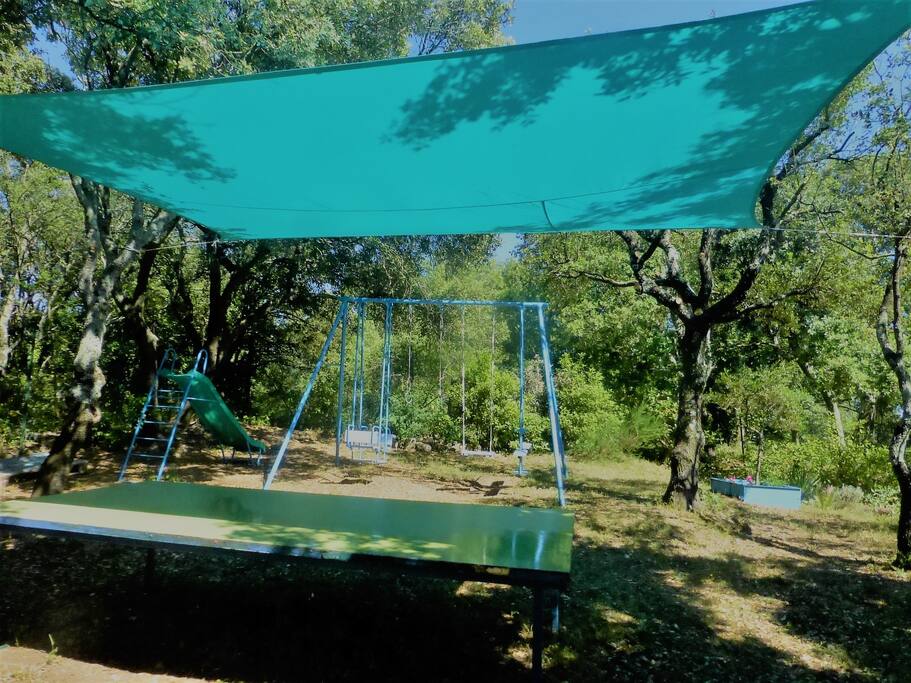 Les Jeux enfants dans le bois - toboggan, balançoires, ping pong..