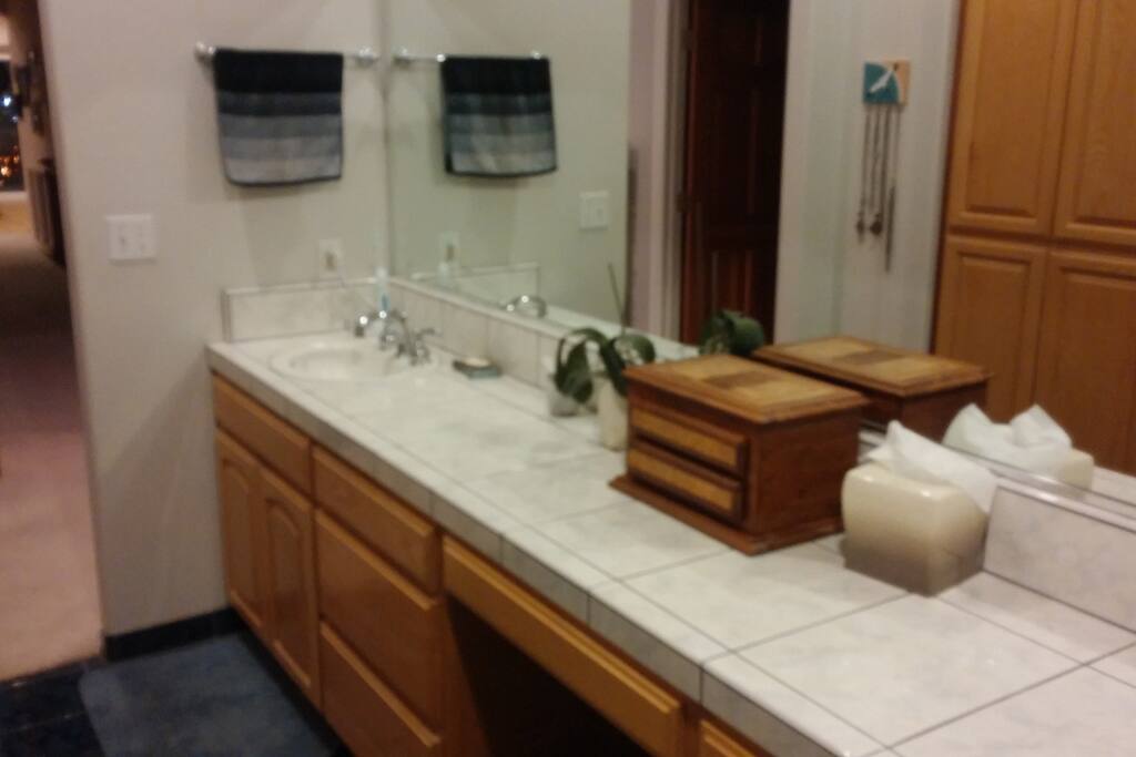 Double sinks, huge mirror