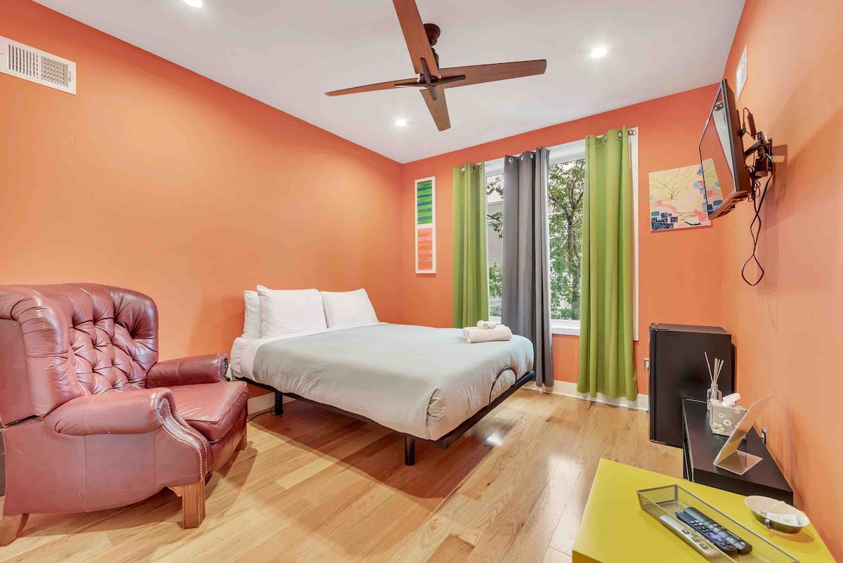 Middle floor bedroom with full closet, ceiling fan, fully adjustable bed.  Mini fridge / freezer in the room too in case you need a cold late night beverage 