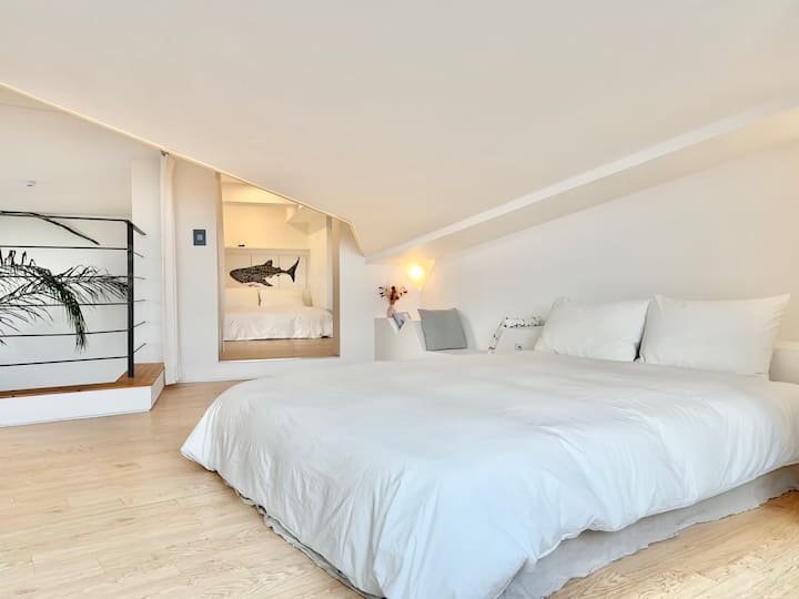 Le deuxième étage est une structure à plusieurs étages donnant sur le salon à l'extérieur de la balustrade. Le plafond est de plus en plus bas. Il s'agit du premier lit king size (160 * 200cm). 