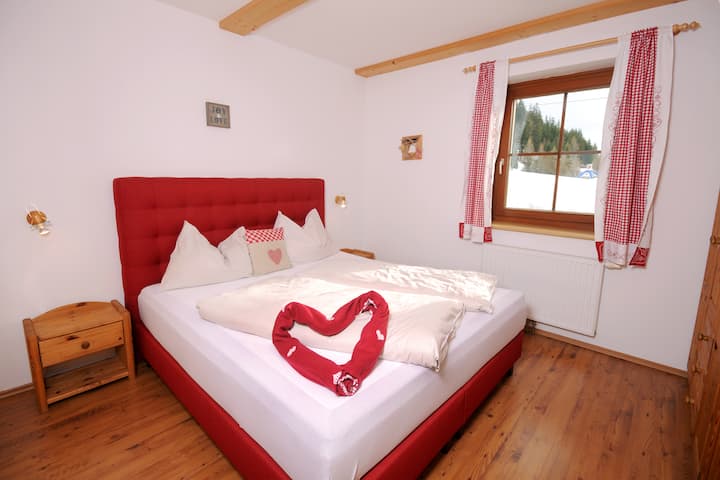 Rahat yay çarpayısı olan yataq otağı (ikinəfərlik çarpayı)