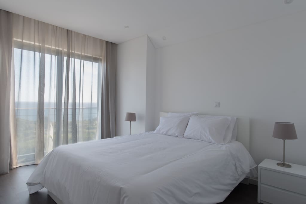 Quarto com cama de casal e vista mar