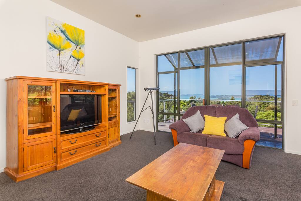 Lounge to deck and sea view.