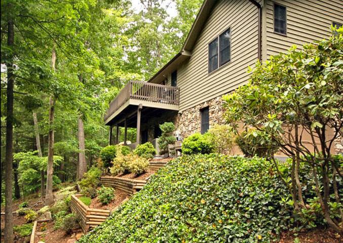 Long Weekend Getaway Minutes from Downtown AVL gallery image 2