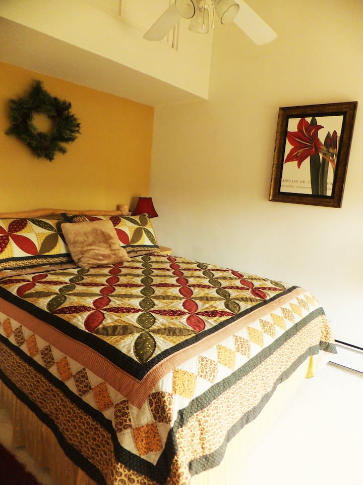 Подобрена спалня с изглед към езерото