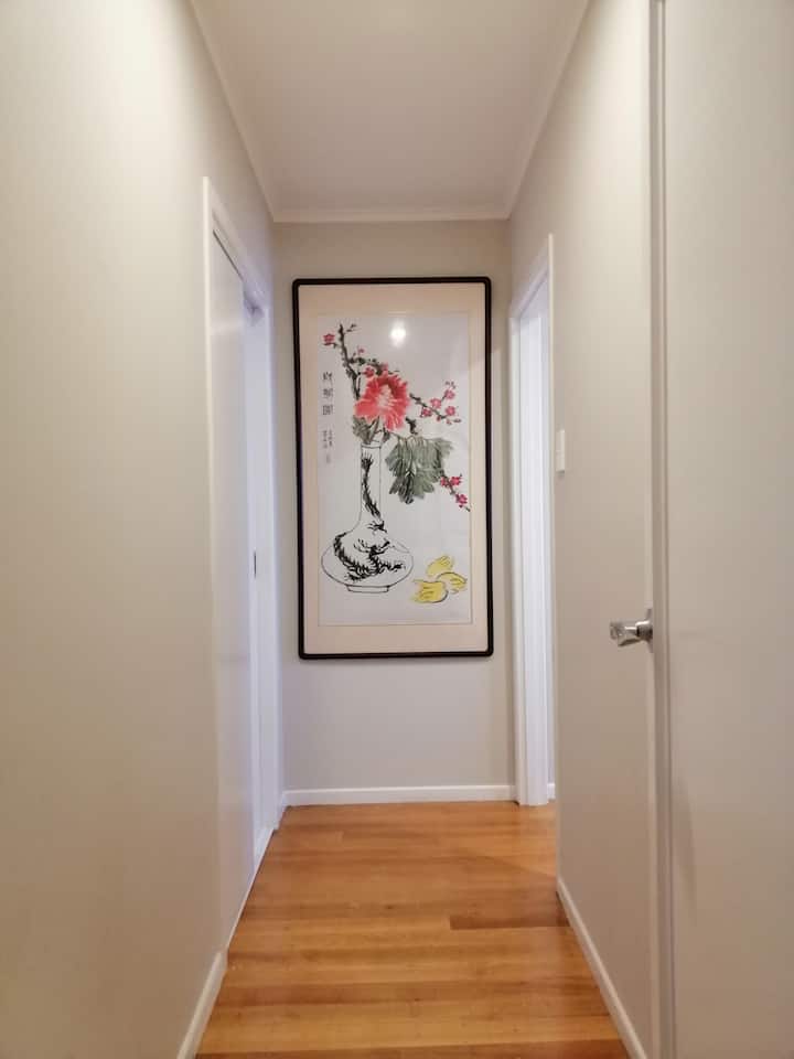 Spálňa 1 (1): 
Spálňa s manželskou posteľou:manželská posteľ King s tepelným čerpadlom /klimatizáciou (teplá a chladná) 

双人房:1,65米宽的大双人床