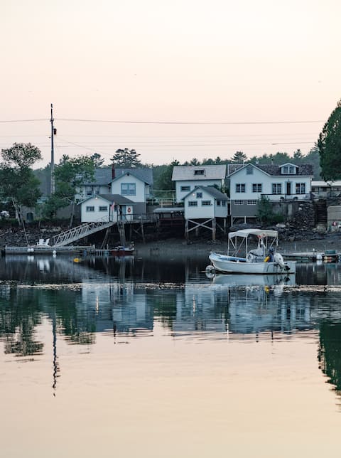 Lobstermen's ocean-front cottage