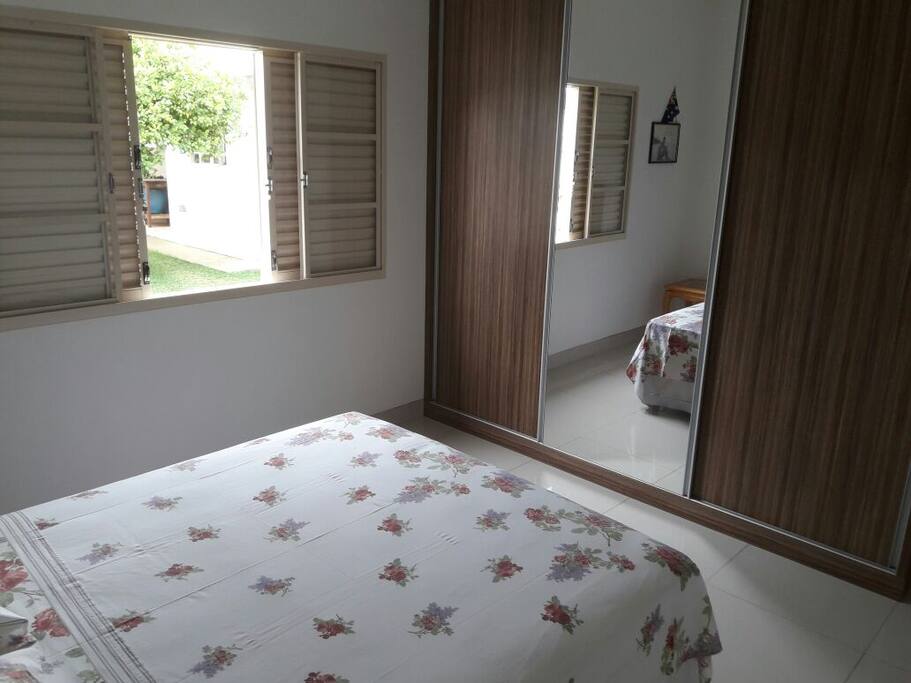 Guarda roupa com espelho no Quarto 1