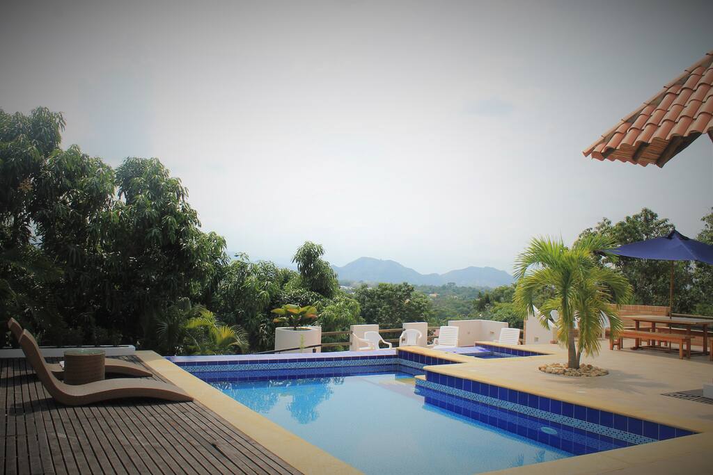 Piscina y Jacuzzi climatizado de 8 puestos